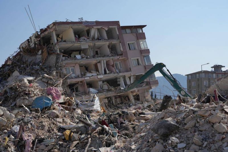 Turkey steps up collapsed buildings investigation, orders 113 arrested