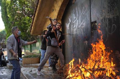 Des banques incendiées à Badaro, d'autres saccagées à Tripoli