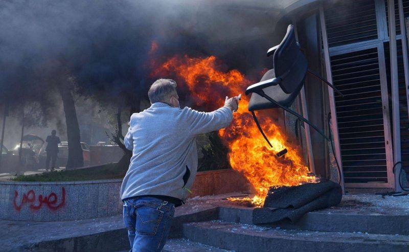 Mikati criticizes protesters who set fire to banks amid lira collapse