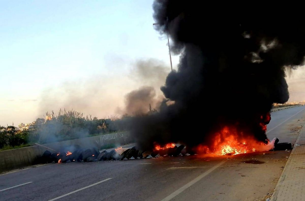 Routes coupées et sit-in devant des banques à Tripoli