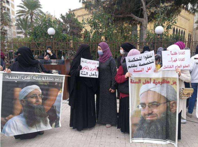 Supporters of radical cleric al-Assir protest in front of Beirut Justice Palace
