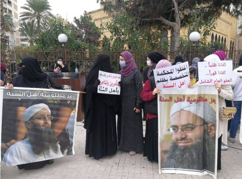 Des partisans du cheikh salafiste Assir manifestent devant le Palais de justice de Beyrouth