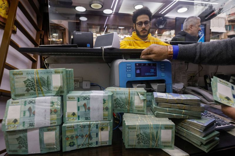 La livre libanaise franchit le palier de 80.000LL contre le dollar sur le marché