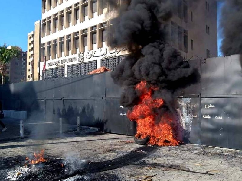 Des employés municipaux en colère bloquent les accès au siège de la BDL à Tripoli