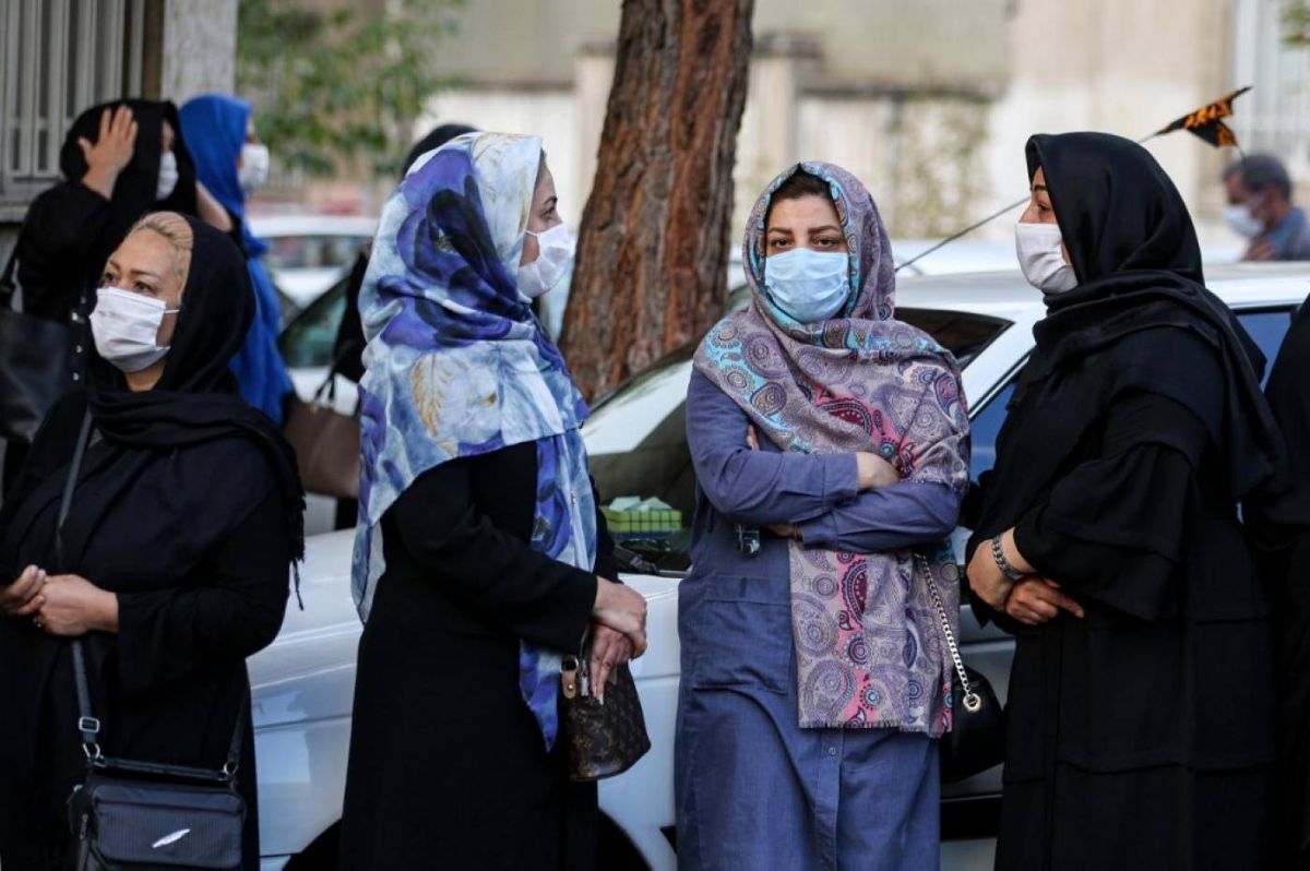 L'ambassadrice suisse en Iran sous le feu des critiques pour avoir porté un tchador