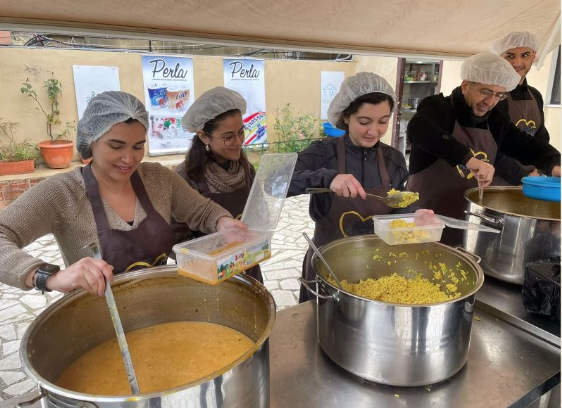 Les étudiants de l’AUT participent à une distribution de repas