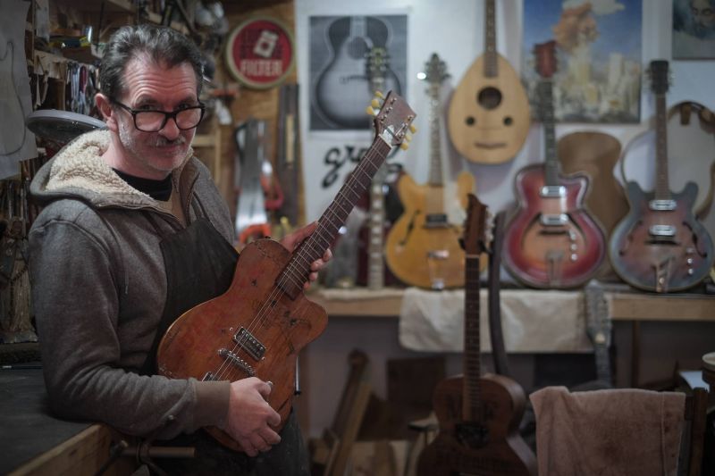 Chez Gred, luthier, la communauté des musiciens libanais découvre l’âme du bois