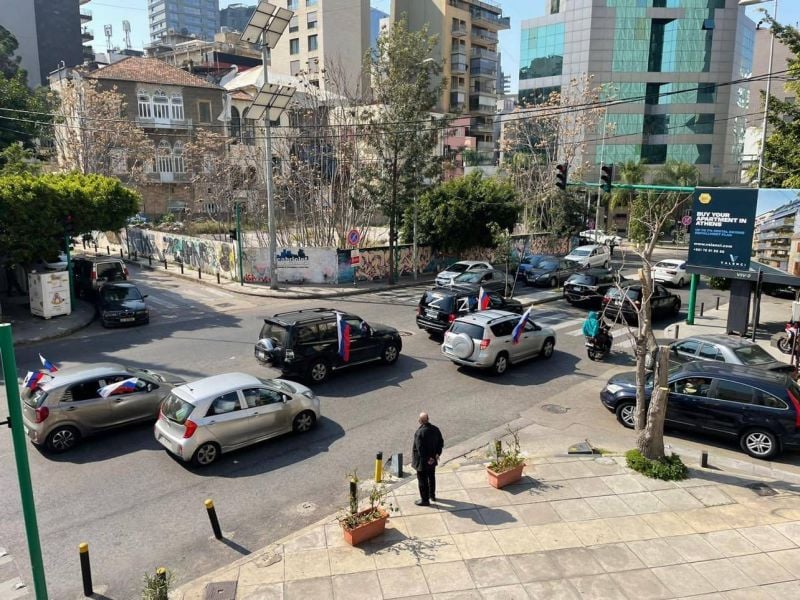 Un convoi de voitures avec des drapeaux russes parade à Beyrouth