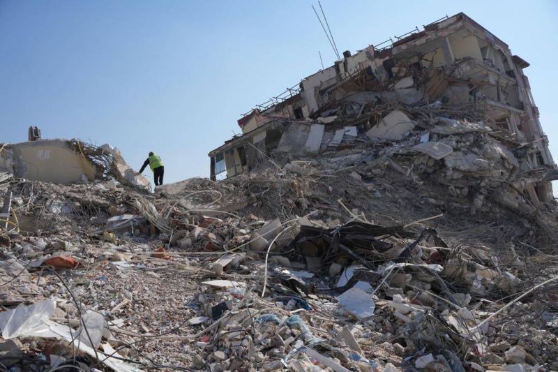 Au moins un mort et des dizaines de blessés après une réplique du séisme