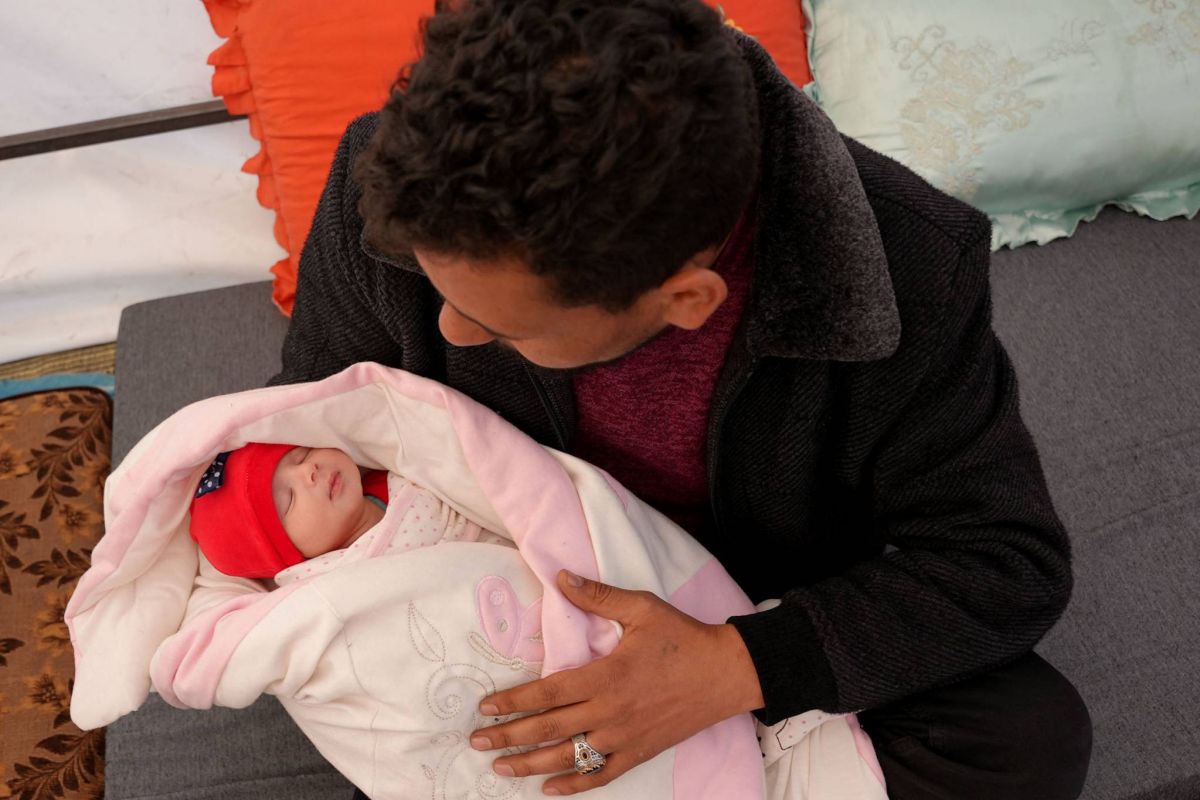 La petite Syrienne née sous les décombres recueillie par ses proches