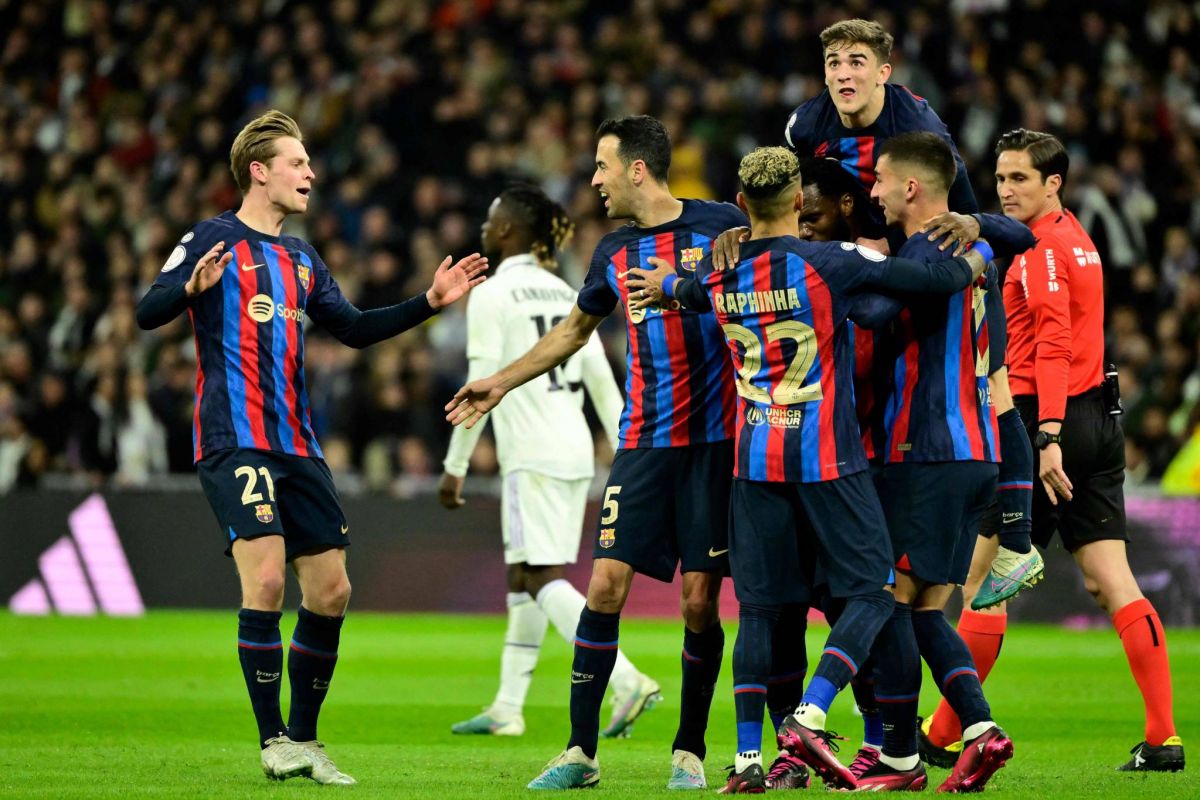 Le Barça mate le Real et met un pied en finale