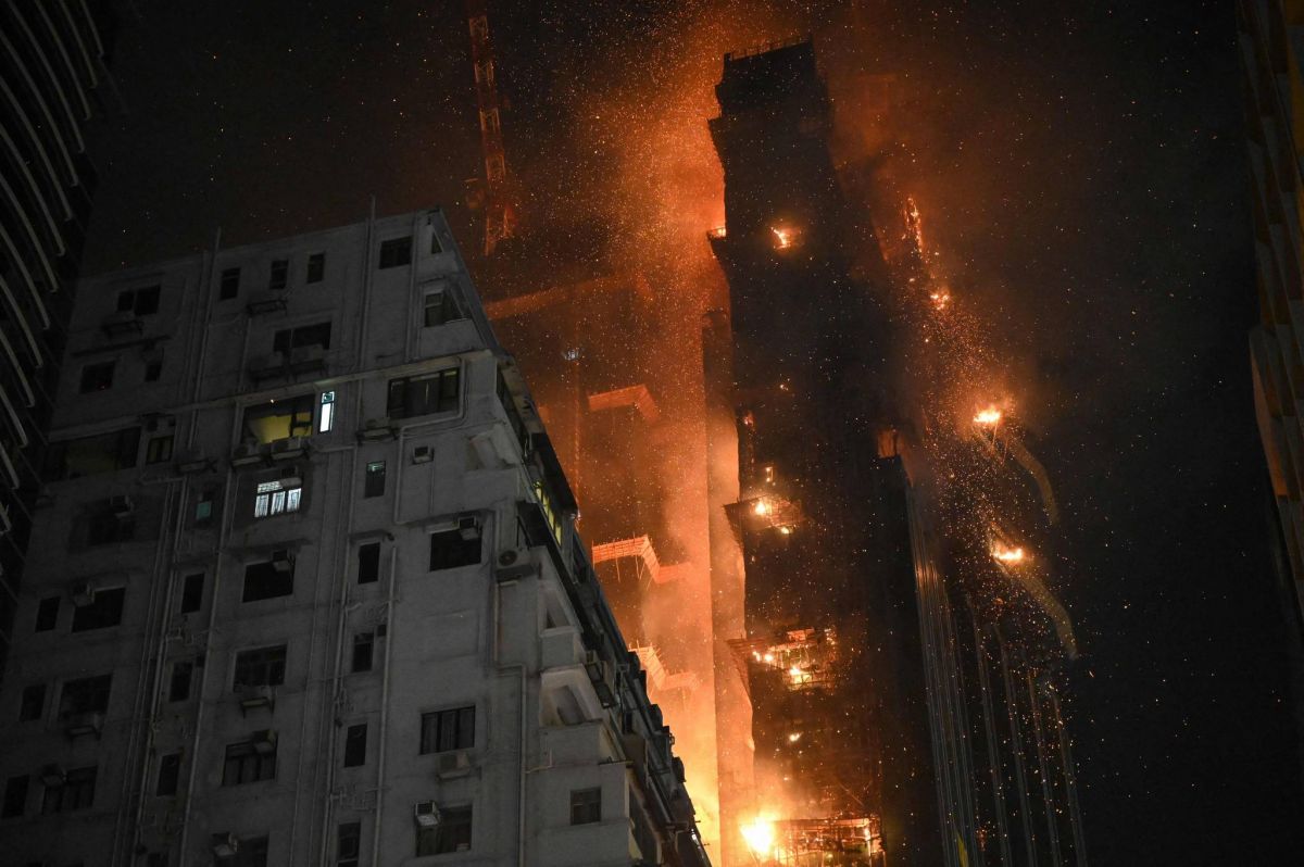 Spectaculaire incendie d'un gratte-ciel en construction à Hong Kong