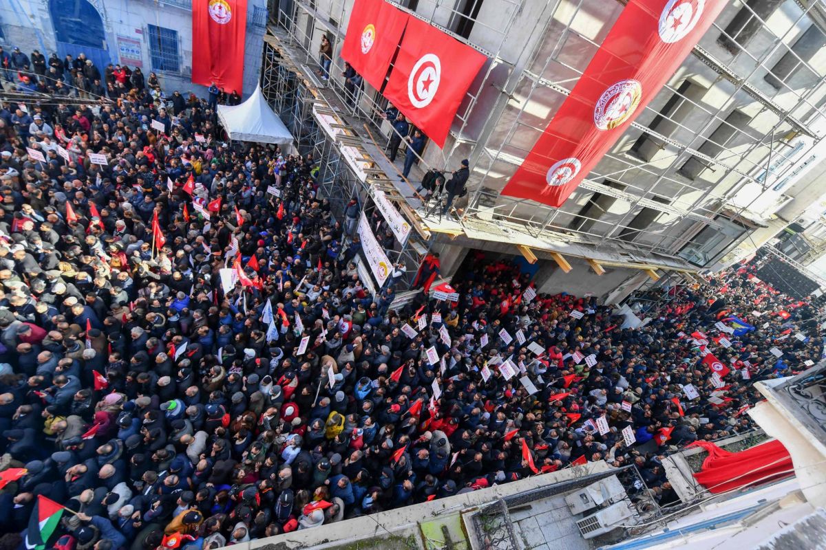 Plus de 3.000 personnes manifestent à l'appel du syndicat UGTT