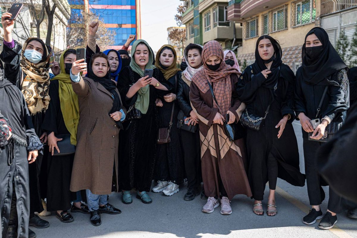 Les femmes manifestent pour leurs droits, menacés à travers le monde
