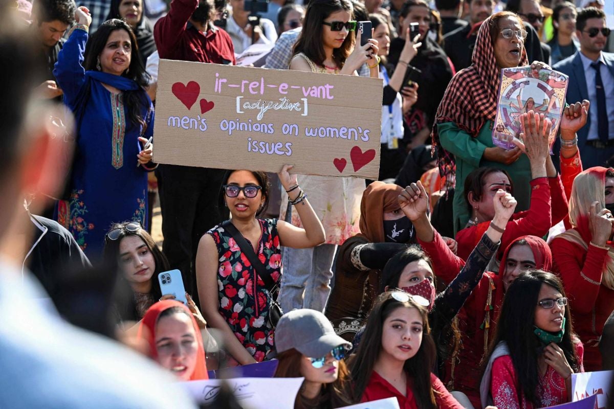 Des femmes manifestent pour leurs droits, malgré les efforts pour les en empêcher Des femmes manifestent pour leurs droits, malgré les efforts pour les en empêcher