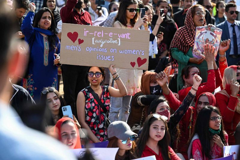 Des femmes manifestent pour leurs droits, malgré les efforts pour les en empêcher
