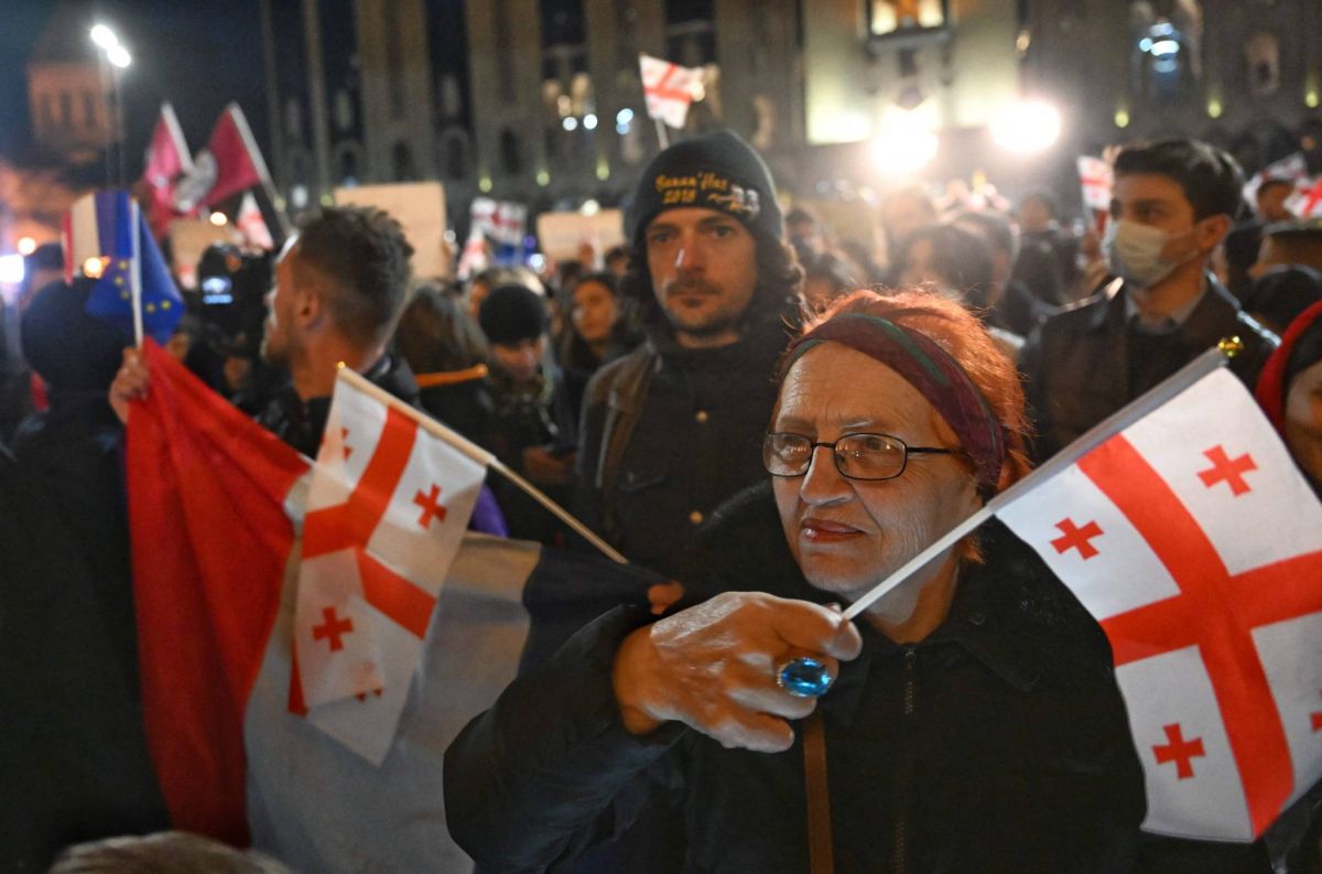 Des milliers de manifestants à Tbilissi malgré le retrait d'un projet de loi répressif