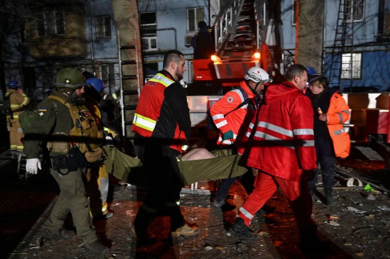 Au moins trois morts dans une frappe russe sur un immeuble d'habitation à Zaporijjia