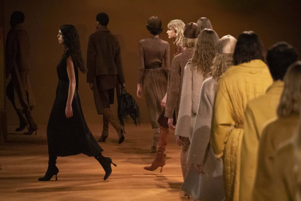 D’écorce et de feu, la ligne Hermès automne-hiver 2023-24 se dessine en marchant