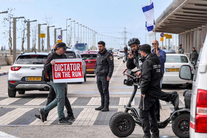 Manifestation contre Netanyahu à l'aéroport de Tel-Aviv