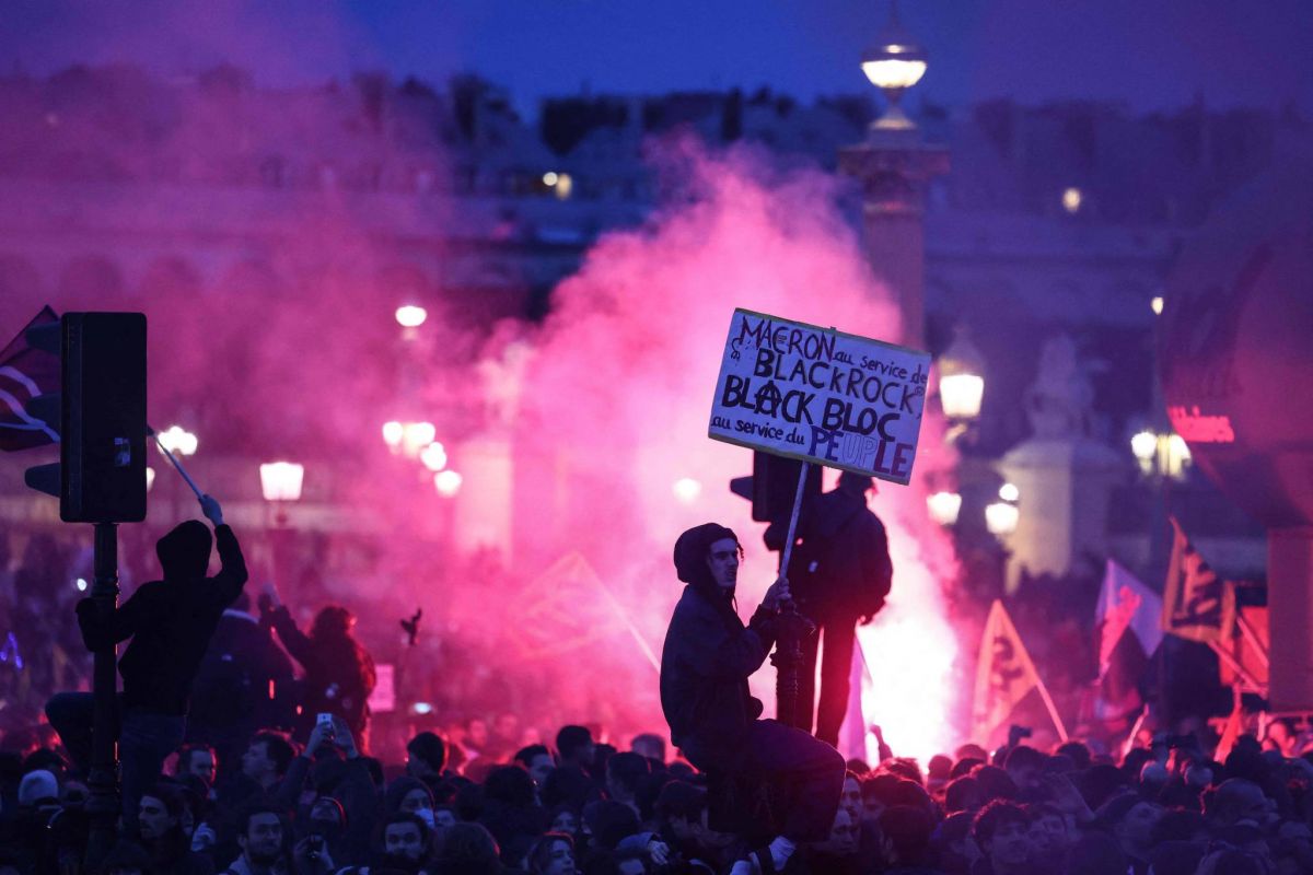La crise politique s'amplifie après le passage en force de Macron sur les retraites