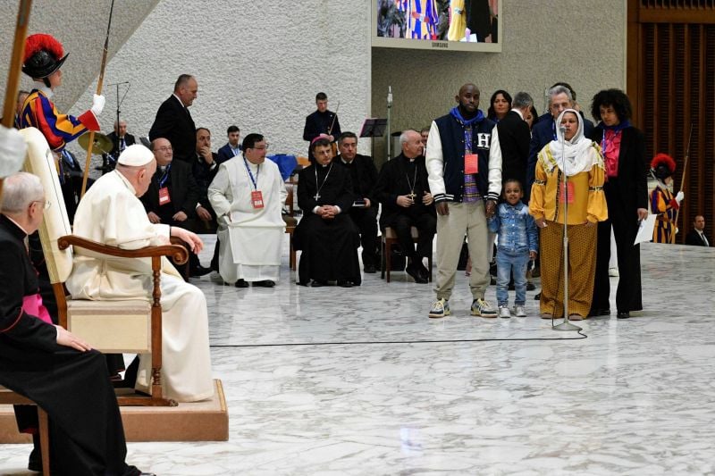 Le pape reçoit en audience des réfugiés arrivés grâce aux couloirs humanitaires