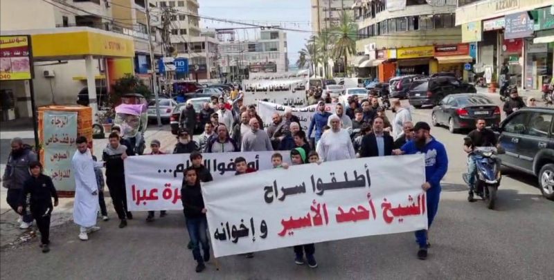 Supporters of radical sheikh Al-Assir protest in Saida demanding his release