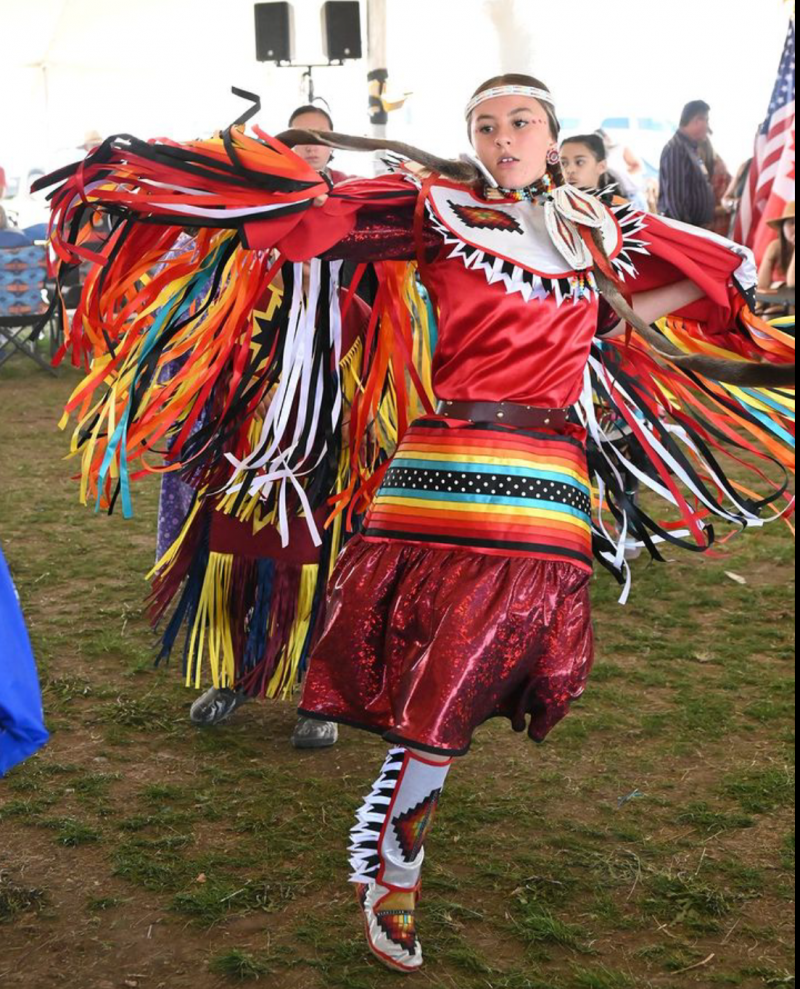 Les jeunes Amérindiens célèbrent le « powwow » ancestral pour garder la flamme