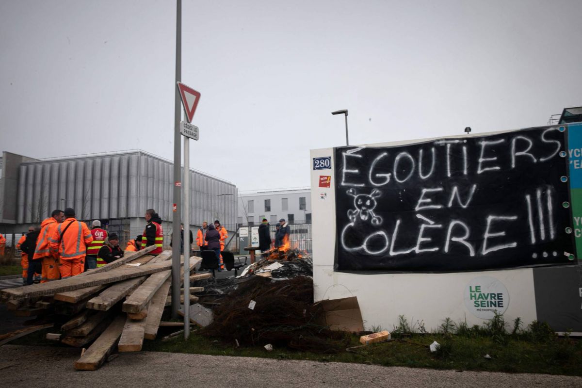Le gouvernement français face à deux motions de censure, colère toujours vive