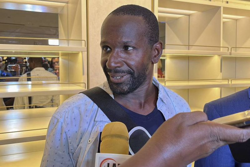 Le journaliste et ex-otage au Sahel, Olivier Dubois, arrivé en France