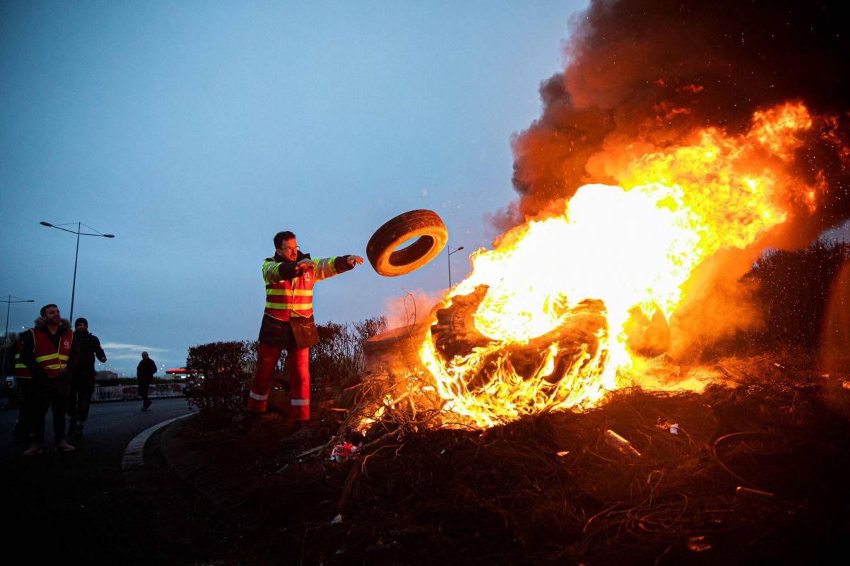 Macron va s'adresser aux Français mercredi, climat inflammable dans le pays