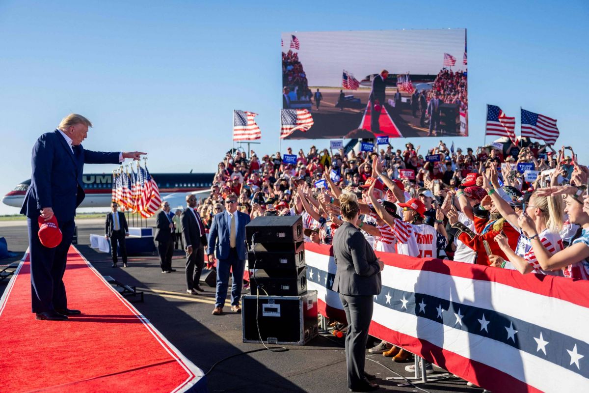 En meeting à Waco, ex-fief d'une secte anti-fédérale, Trump nie tout 
