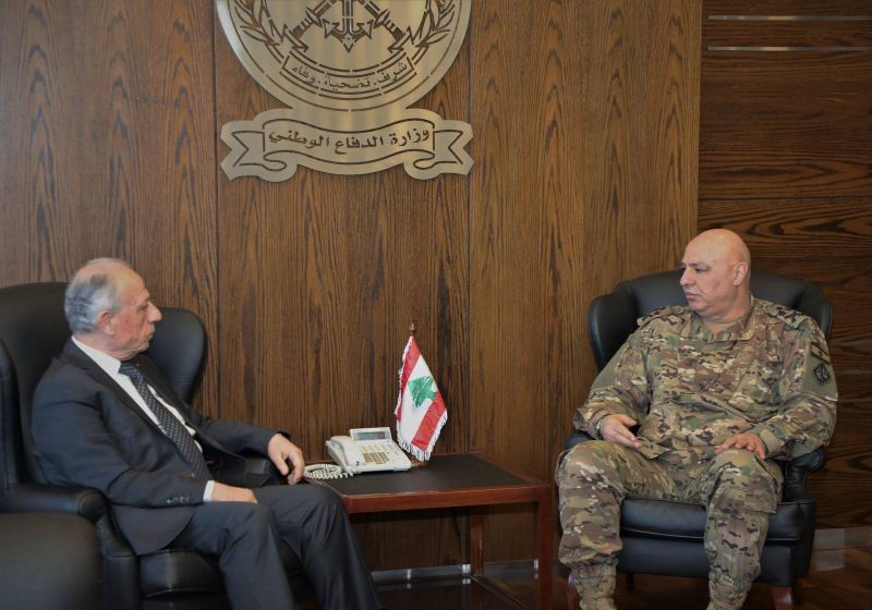 Le général Aoun et le ministre de la Défense discutent de la situation des militaires et des vétérans