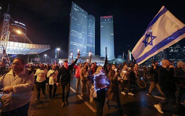 Israelis backing Netanyahu block highway in counter-protest