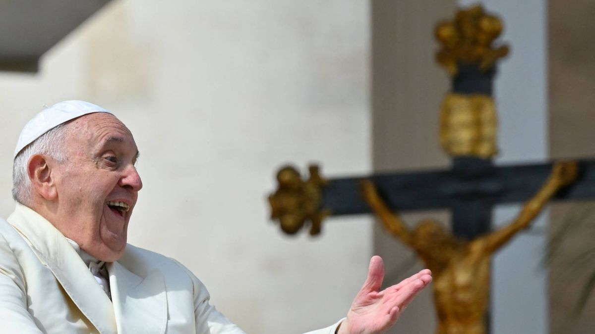 Tout juste sorti de l’hôpital, François remercie les fidèles pendant la messe des Rameaux