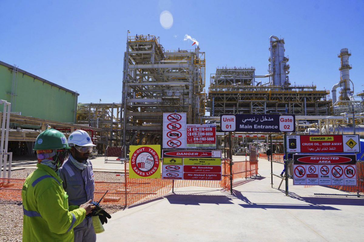 Le pétrole flambe après des coupes chocs de production