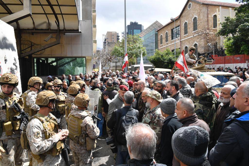 Army retirees protest by the hundreds in Beirut, demanding higher pensions Army retirees protest by the hundreds in Beirut, demanding higher pensions