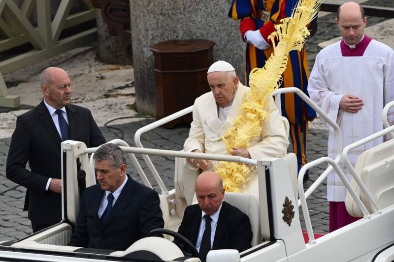 Le pape, tout juste sorti de l'hôpital, remercie les fidèles pendant la messe des Rameaux