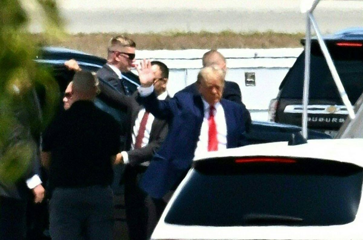 Trump en route pour sa comparution judiciaire historique à New York