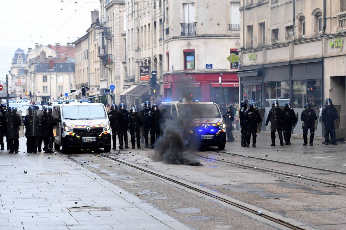 Moins de manifestants dans un contexte crispé