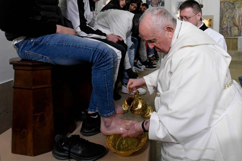 À Rome, le pape lave les pieds de 12 jeunes détenus