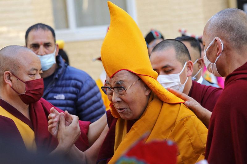 Le Dalaï Lama présente ses excuses à un petit garçon pour lui avoir demandé de lui 