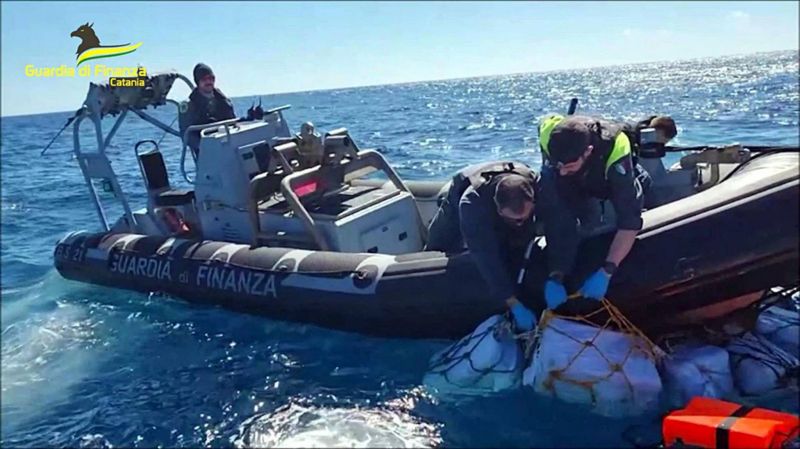 Près de deux tonnes de cocaïne récupérées en mer au large de la Sicile