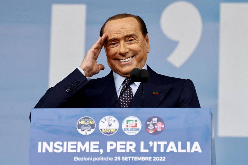 L'état de santé de Berlusconi s'améliore
