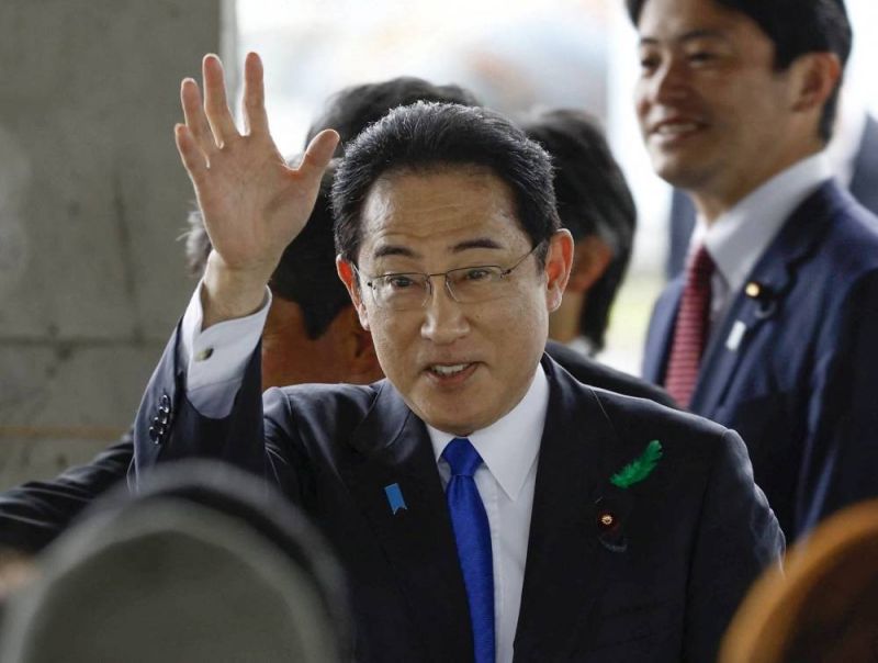 Le Premier ministre Fumio Kishida sain et sauf après une explosion lors d'un événement électoral
