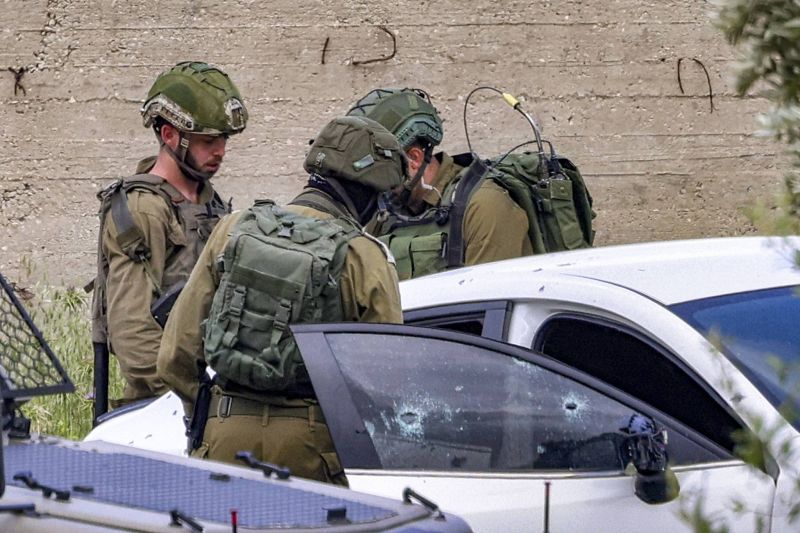 Israeli soldiers kill two Palestinian gunmen in West Bank - minister