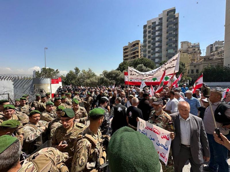 Des retraités et des fonctionnaires manifestent à Beyrouth avant une réunion du gouvernement