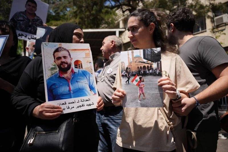 « Nous ne nous lasserons pas », scandent des proches de victimes du 4 août