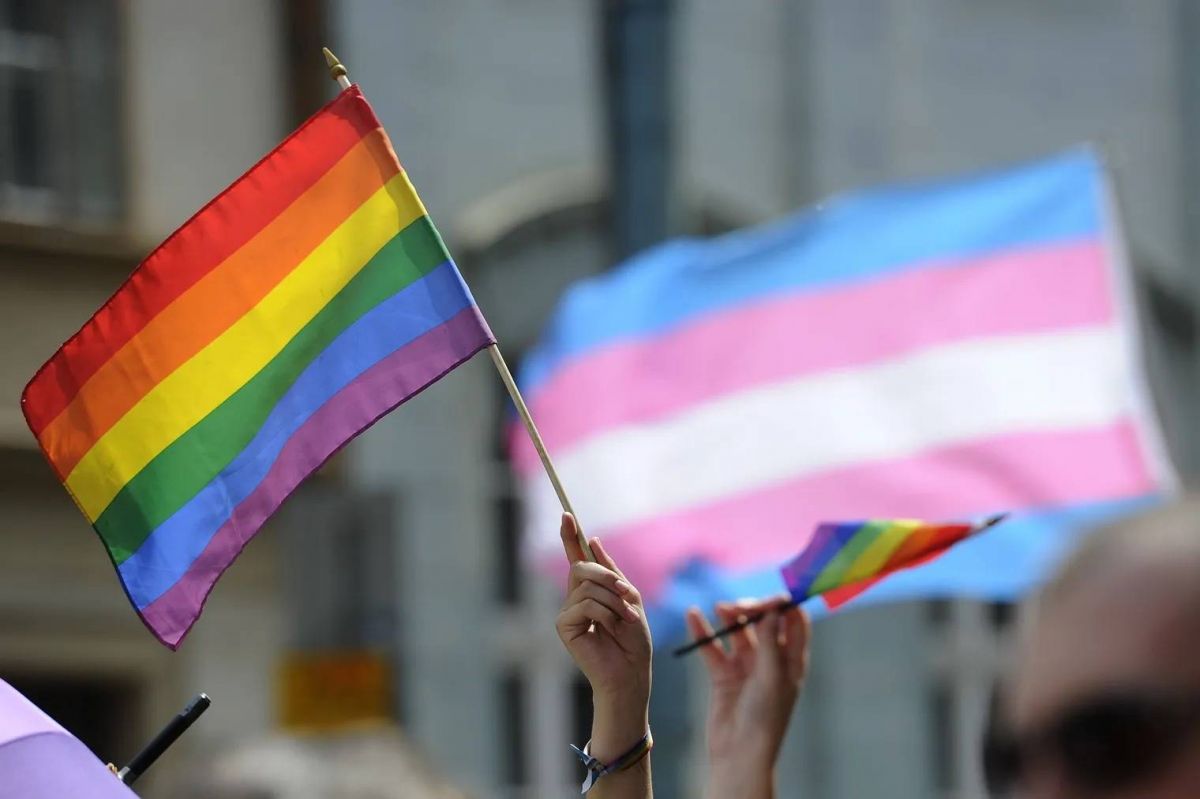 Une créatrice de mode LGBTQ accusée de faux sur son passeport