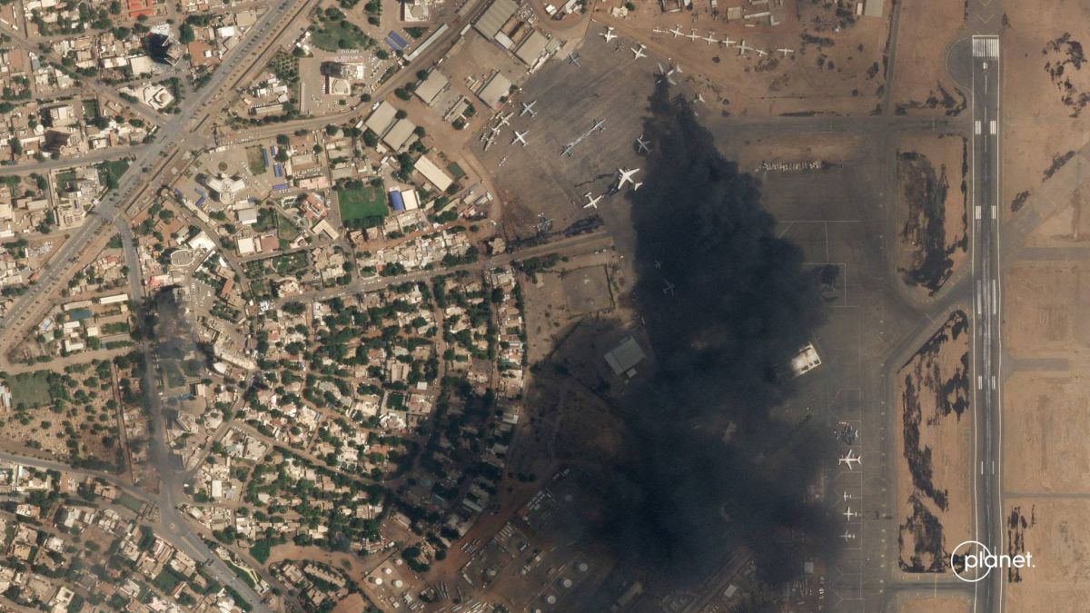 Au Soudan, des milliers d'habitants fuient les combats et toujours aucune issue en vue Au Soudan, des milliers d'habitants fuient les combats et toujours aucune issue en vue